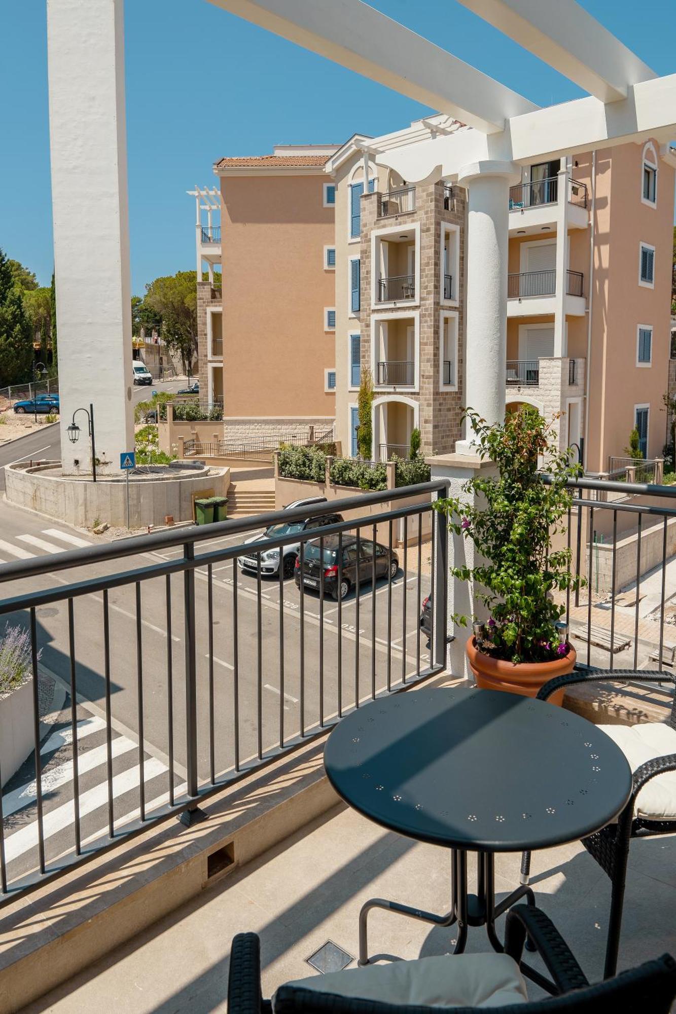 Апартаменты Lustica Bay Тиват Экстерьер фото